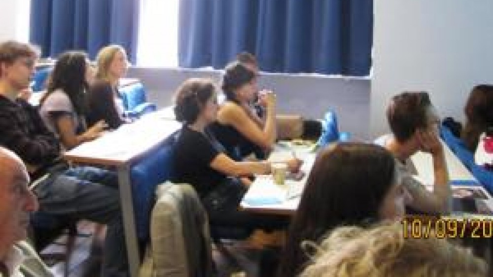 参加者坐在英国科学节的教室里