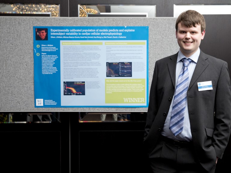 2014年3Rs奖得主Oliver Britton先生站在展示他作品的海报前。