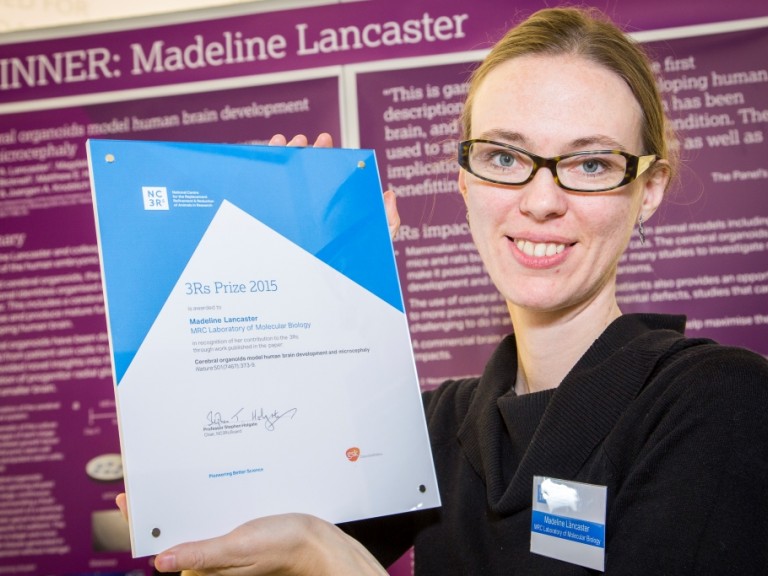 2015年3卢比奖(联合)得主Madeline Lancaster博士举着她的证书。