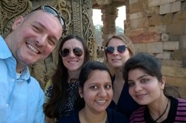 马克·普雷斯科特博士和他的四位同事在印度