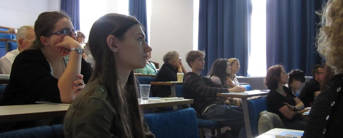 参加者坐在英国科学节的教室里
