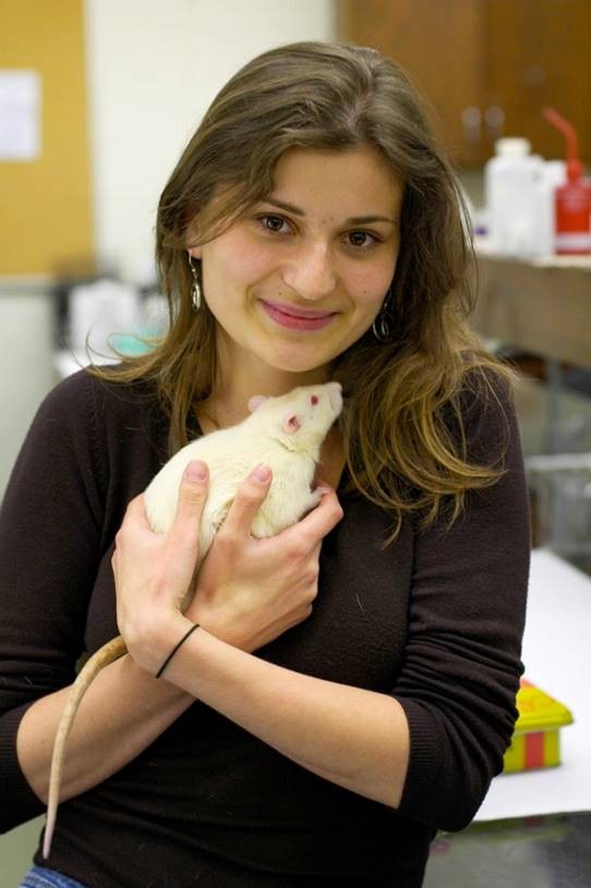 Makowska博士抱着老鼠