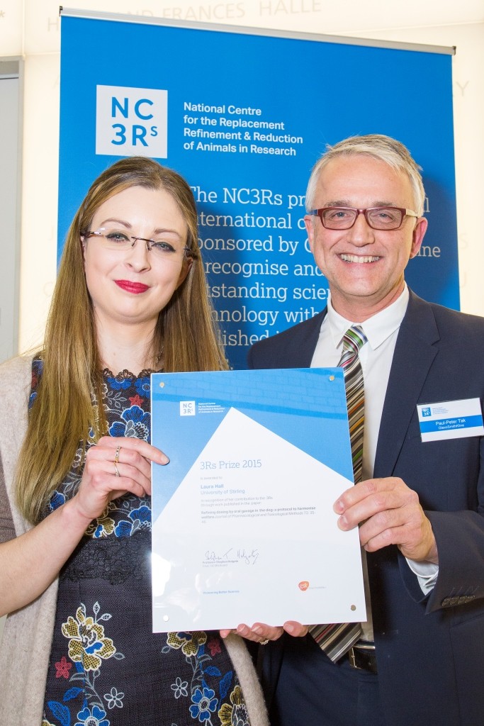 2015年3卢比奖(联合)得主Laura hall博士与葛兰素史克的代表一起举着她的证书。