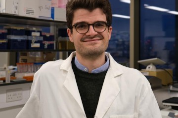 Jean-Francois Darrigrand博士在一件白色实验室外套