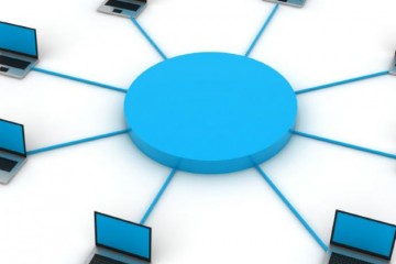 蓝色的圆圈被笔记本电脑包围，与共享有关